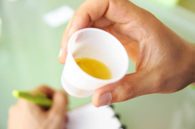 Prova d'assaggio olio extra vergine di oliva
