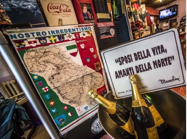 bar fascista di vinicio morzenti con motti fascisti
