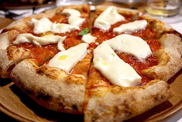 Può un forno a gas cuocere la pizza meglio di quello a legna? Il caso Rise Live Bistrot