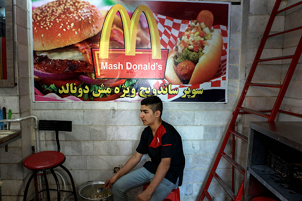 Aperto un McDonald’s a Teheran, ma non è l’unico clone americano in Iran