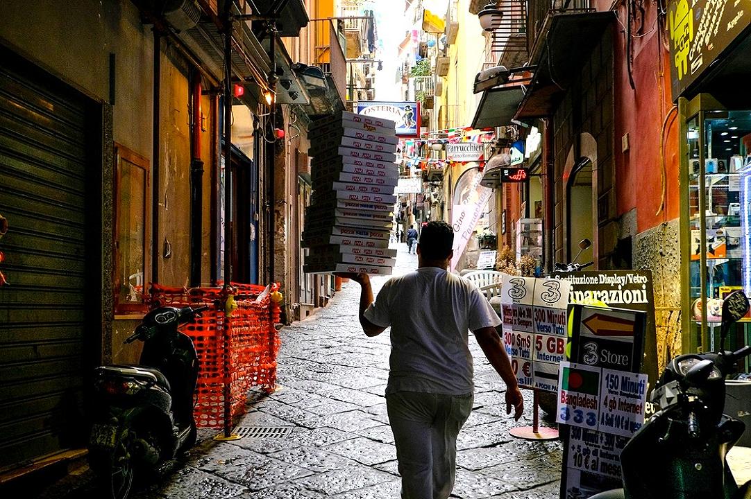 Ristoranti e bar di Napoli senza teloni per l’inverno: il divieto del Comune