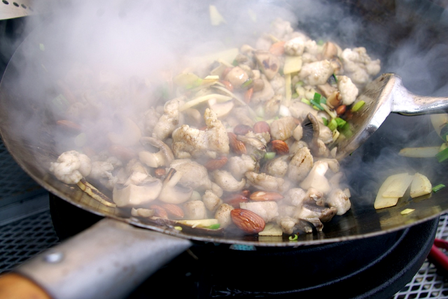 Pollo bambù e funghi