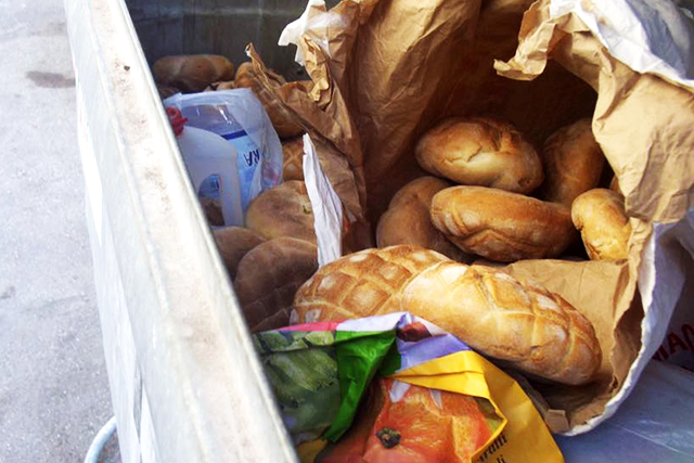 Pane nella spazzatura: il grande spreco alimentare italiano