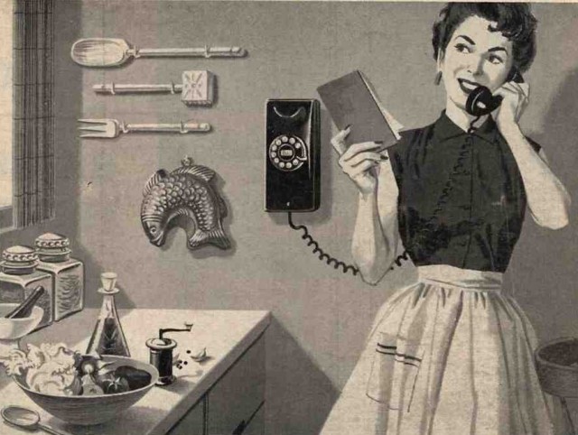 in cucina al telefono
