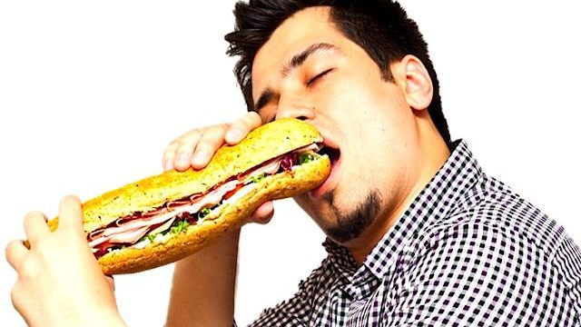 uomo mangia panino