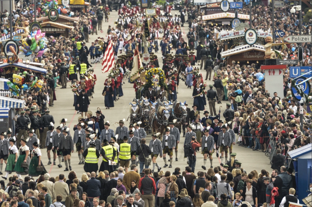Oktoberfest 2015, la folla
