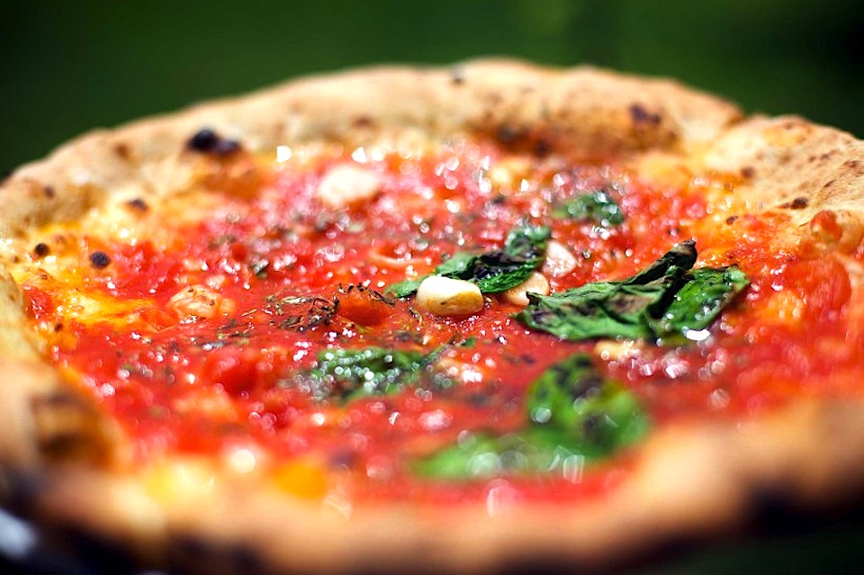 La vera pizza è solo quella napoletana mangiata a Napoli