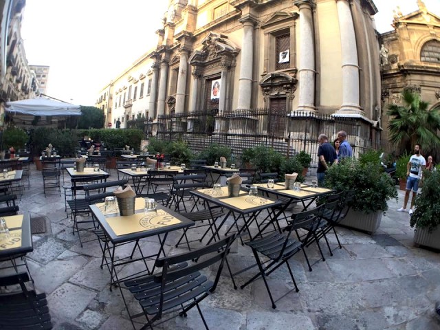 Fud Palermo, dehors