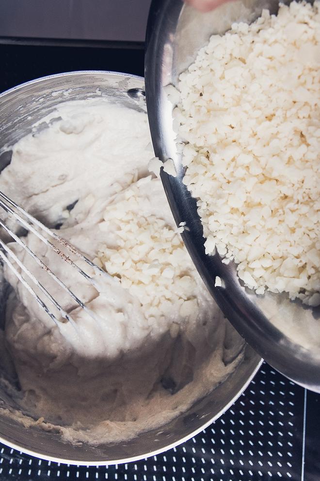 Soufflè alla toma, unire formaggio