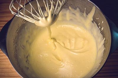 Mescolate gli ingredienti in planetaria