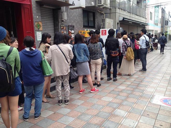 Fila per entrare al Macho Cafè