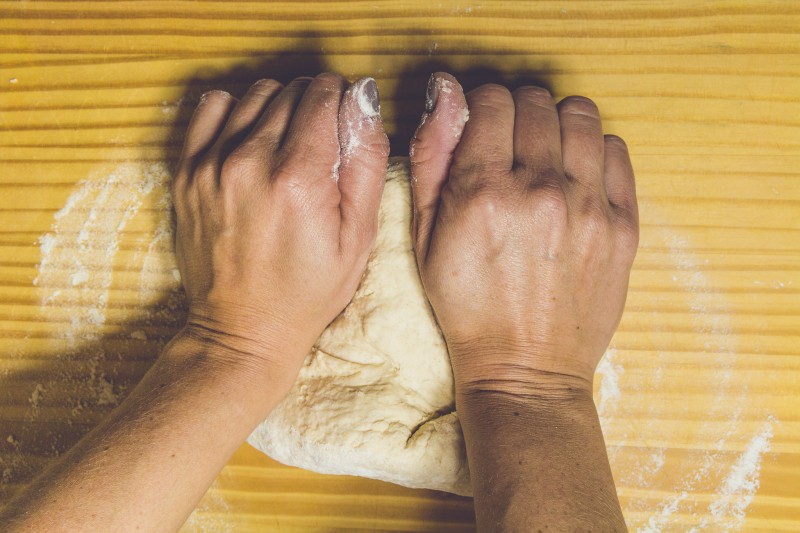 formazione dell'impasto per pizza