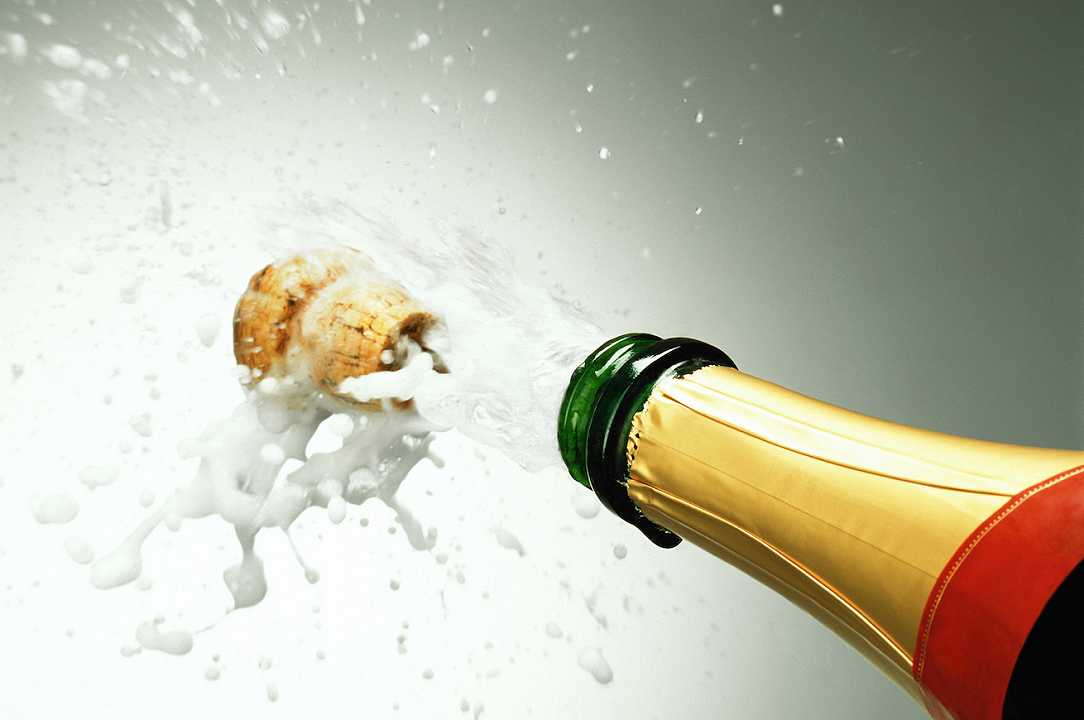 Champagne: a rischio le bottiglie per le feste, mancano tappi e vetro (secondo Coldiretti)