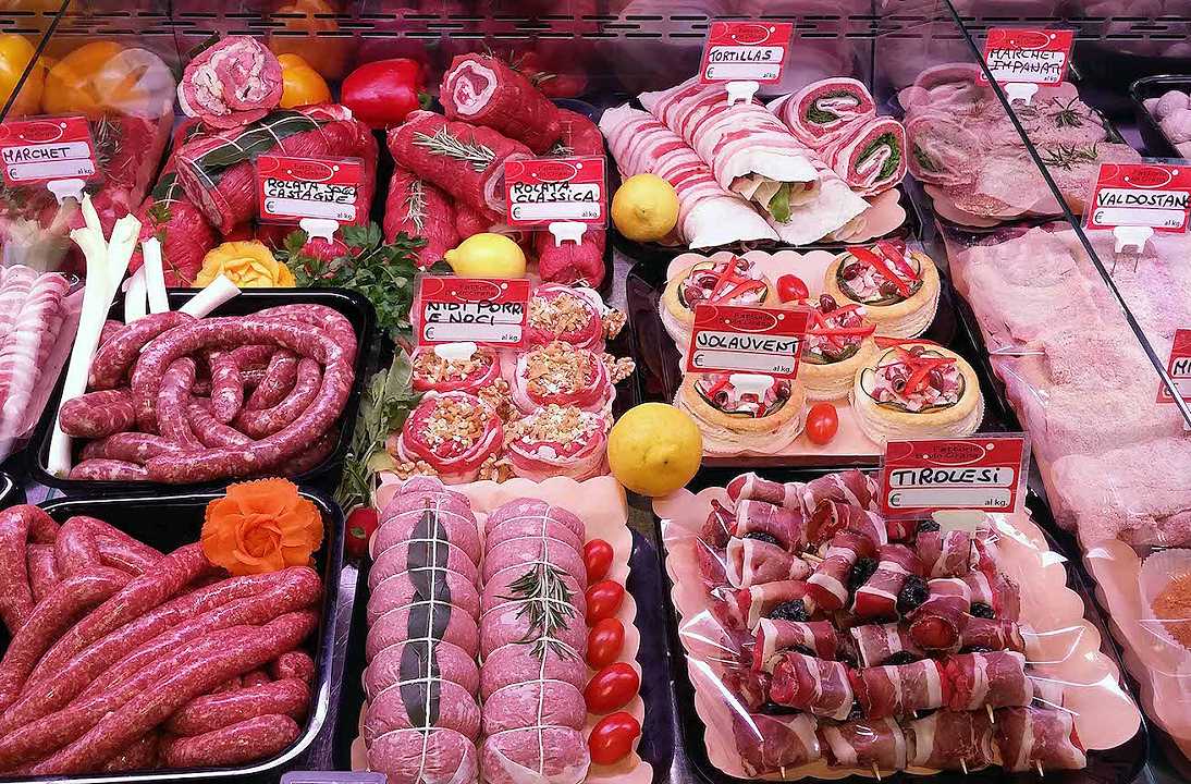 Carne, un adulto su quattro taglia i consumi per risparmiare denaro