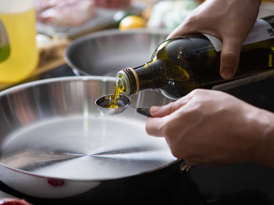 Olio d’oliva, secondo uno studio riduce il rischio di cancro