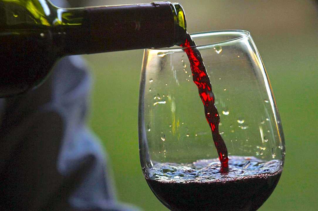 Il vino rosso fa male alla salute: gli inglesi smontano il mito