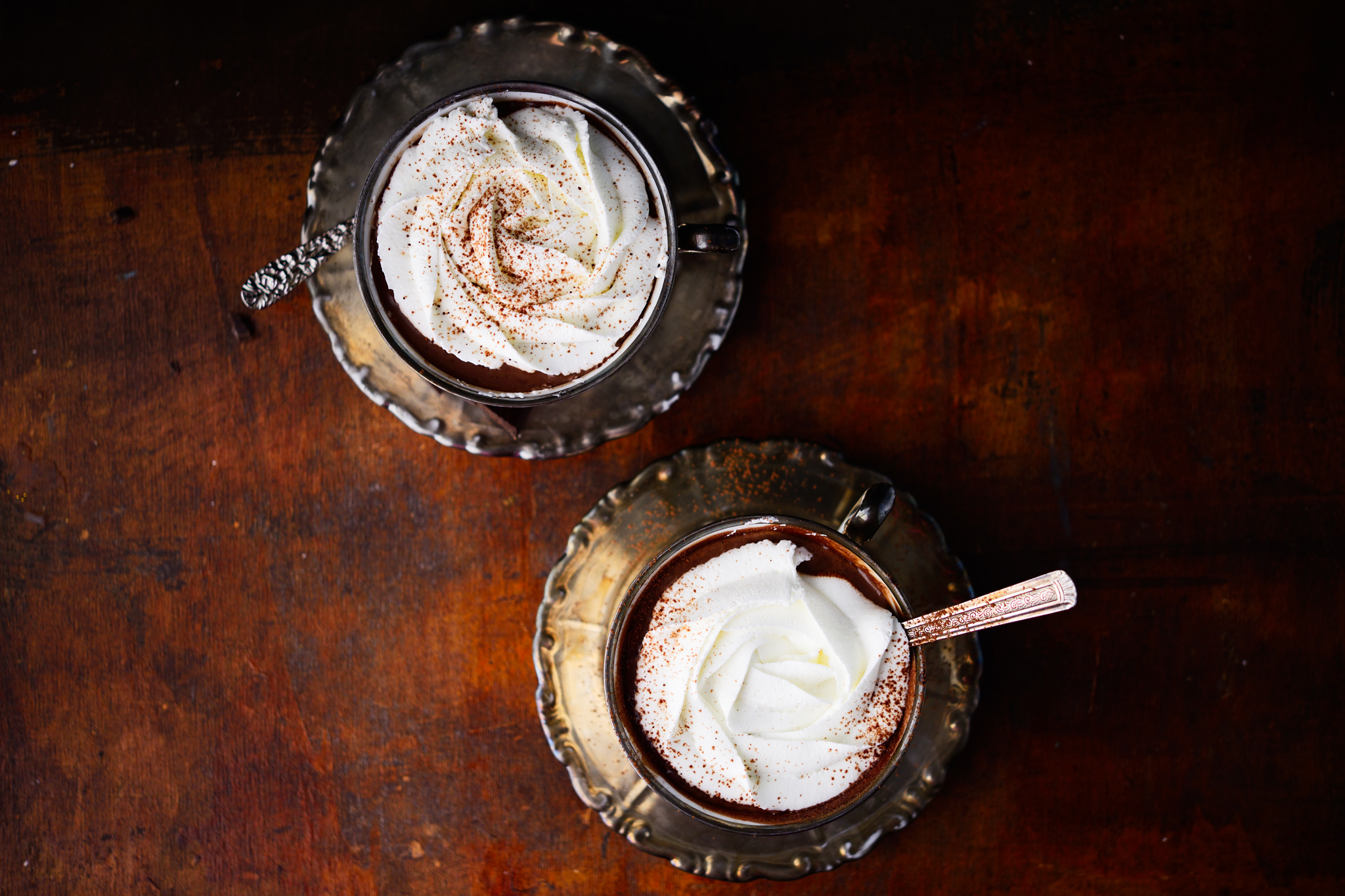 cioccolata in tazza con cacao in polvere