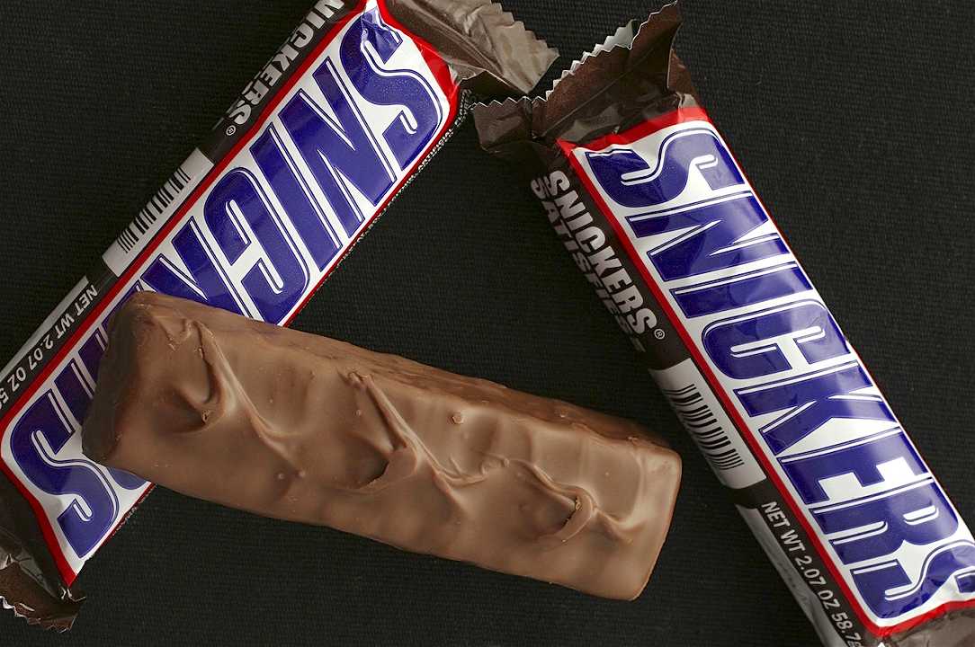 Snickers senza striature perché ricordano il pene: una fake news, ma i media americani abboccano
