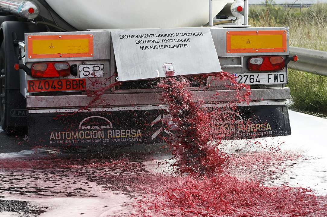 Francia: svuotate per strada 90.000 bottiglie di vino spagnolo