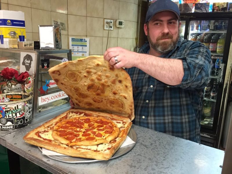 pizza nel cartone di pizza