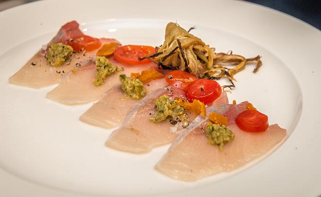 Carpaccio di ricciola con crema e polvere di kabozu e involtini primavera con verdure, baccalà e puntarelle con crema di yuzu_Wicky Priyan