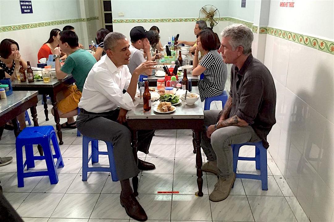 Obama e Bourdain: tutte le stranezze del pranzo da 6 dollari
