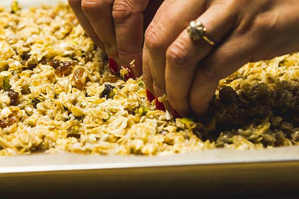 Cereali integrali per la colazione fatti in casa: granola