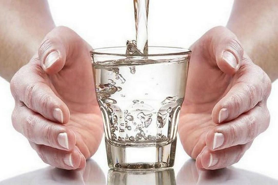 Bere 2 litri d’acqua al giorno? Un falso mito