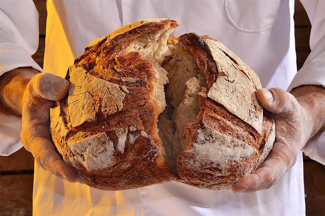 Pane naturale fatto in casa. Diversi tipi di pane fresco come