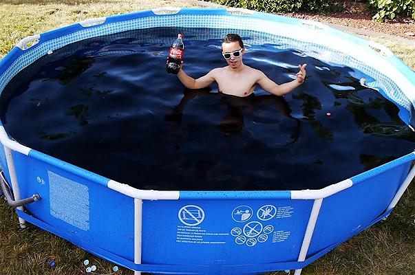 Com’è fare il bagno in una piscina piena di Coca Cola e Mentos