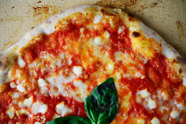 Pizza napoletana sana e fatta in casa: ricetta, farine, impasto, cottura