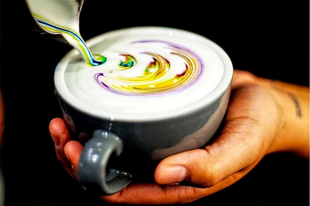 La follia del rainbow food si estende al cappuccino