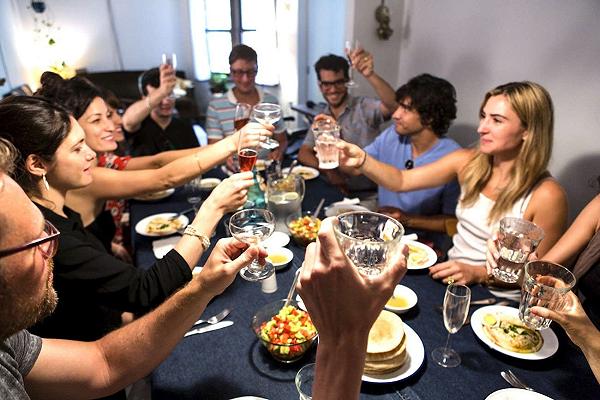 Genova, home restaurant si trasforma in ristorante senza la licenza: multa da 5 mila euro