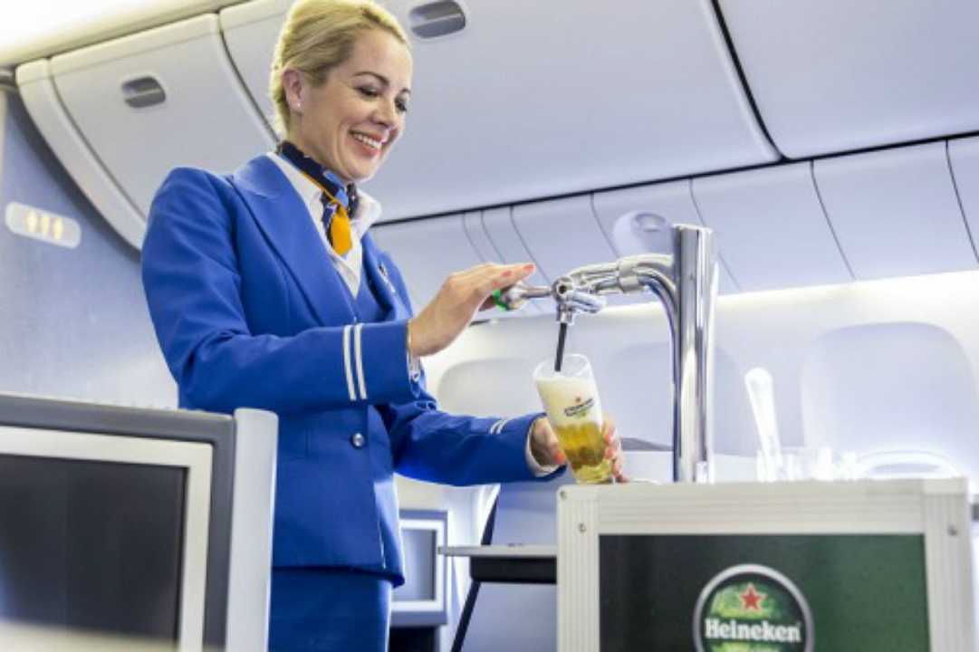 In aereo si beve birra alla spina: com’è stato possibile
