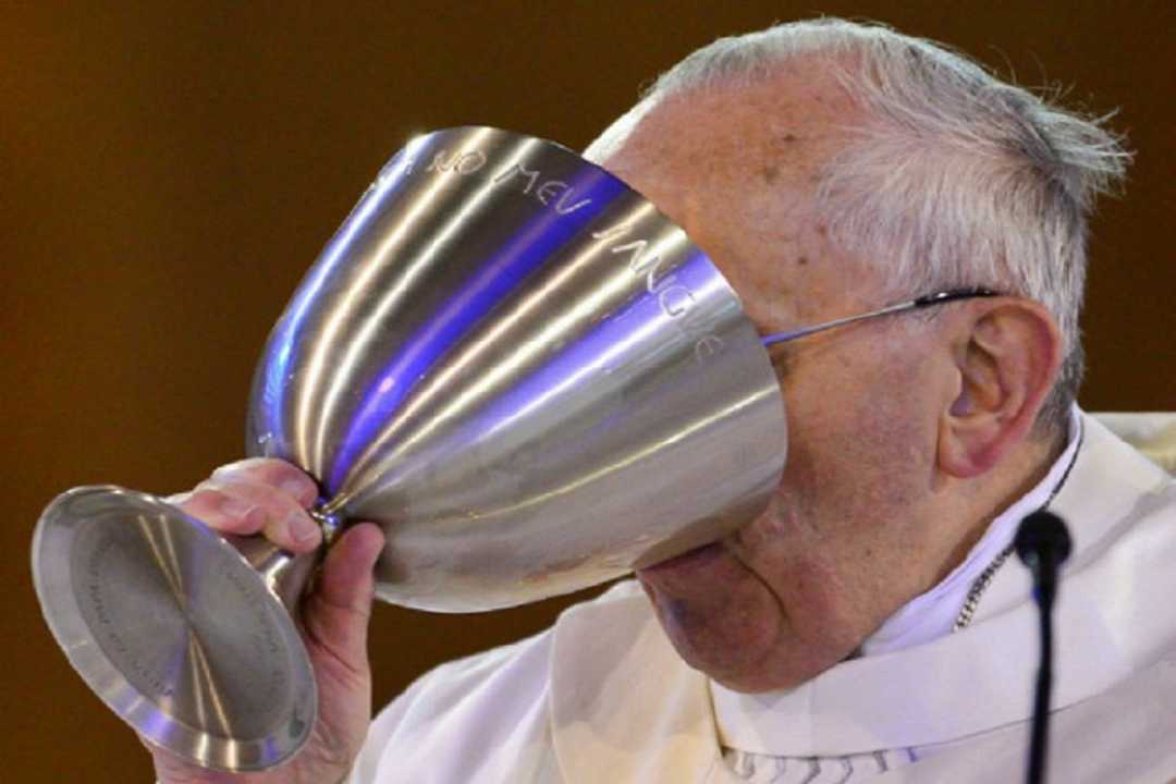 Papa Francesco sul whisky: “E’ la vera acqua benedetta”, video cancellato