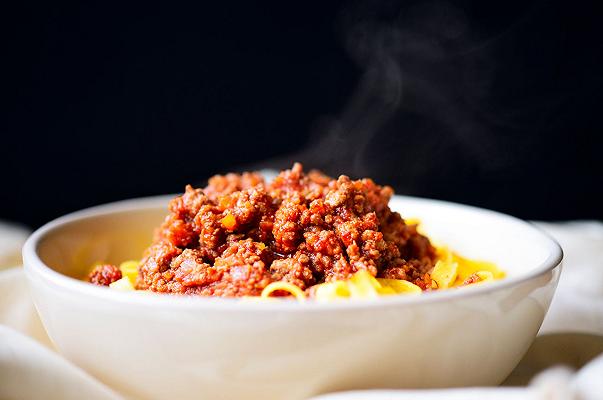 Il bene contro gli spaghetti alla bolognese: ricette di Bottura e Barbieri