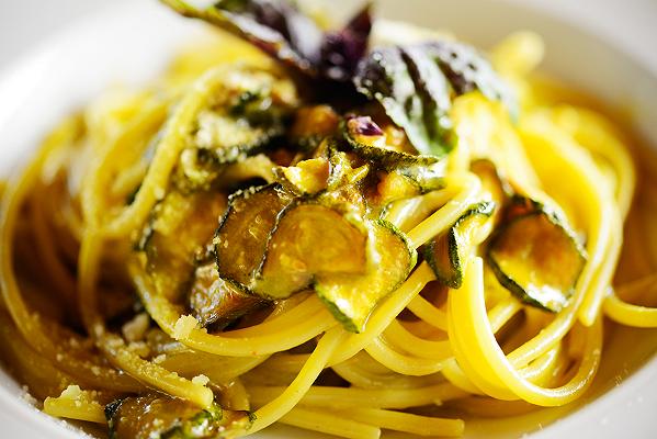 Com’è mangiare spaghetti alla Nerano allo Scoglio, il ristorante delle celebrity