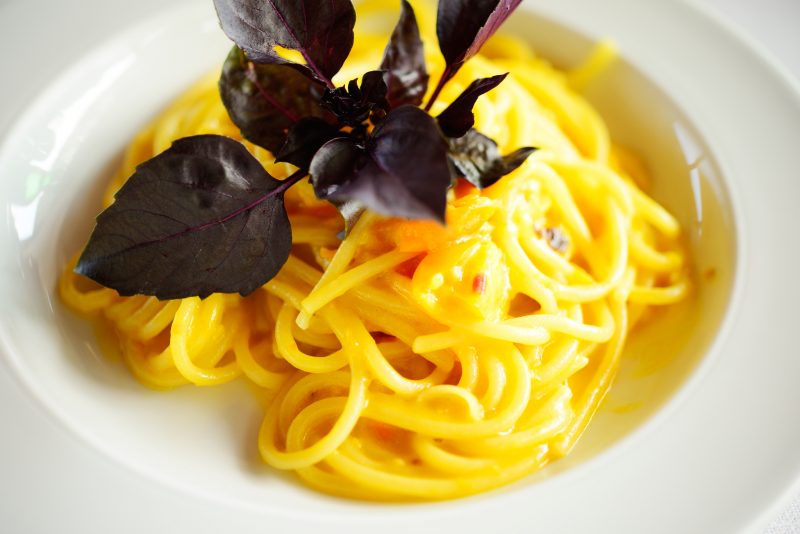 spaghetti pomodorino giallo e basilico