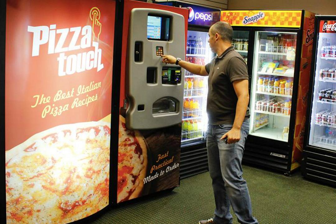 Gli italiani che vendono la pizza nelle macchinette agli americani