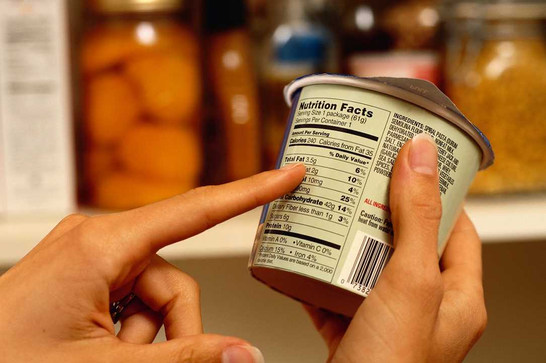 Etichette alimentari: se contengono consigli per smaltire i cibi, mangiamo meno