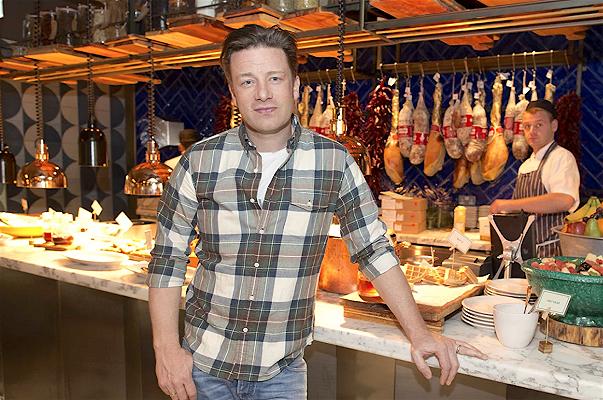 Cos’ha messo nella paella quel “terrorista culinario” di Jamie Oliver?