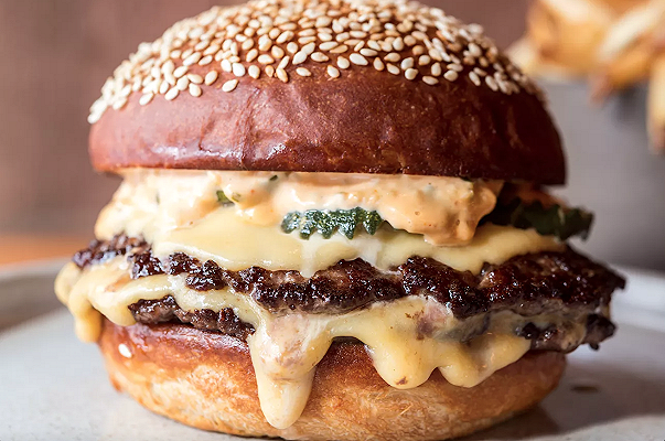 A fare il 1° e il 2° hamburger più buoni di New York è la stessa persona