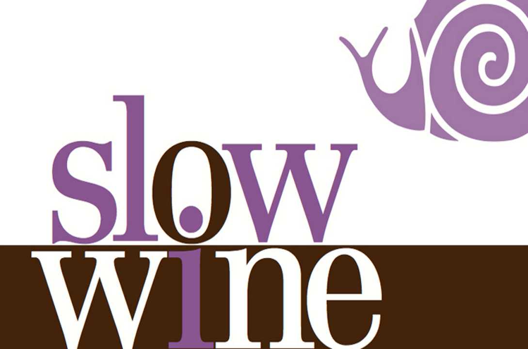 Autogrill: in vendita 3 bottiglie di vino a 9,99 € con la grafica Slow Wine