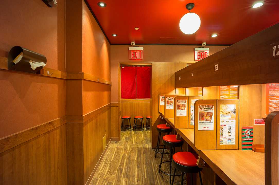 La catena giapponese di ristoranti dove si mangia da soli, meditando