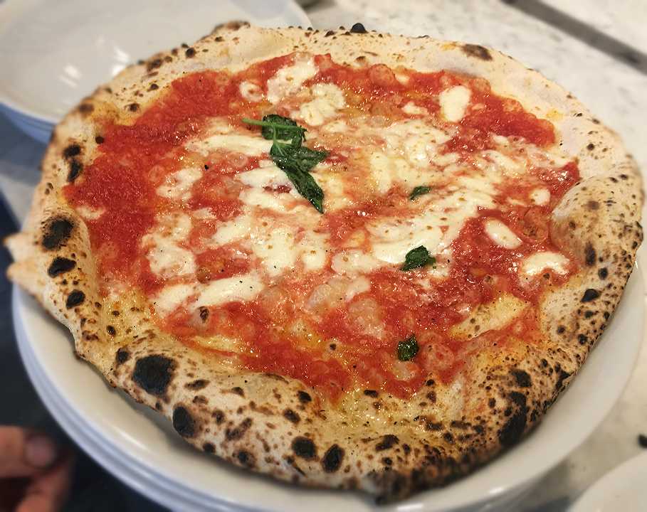 Analisi delle differenze tra la pizzeria da Michele di Napoli e quella di Roma