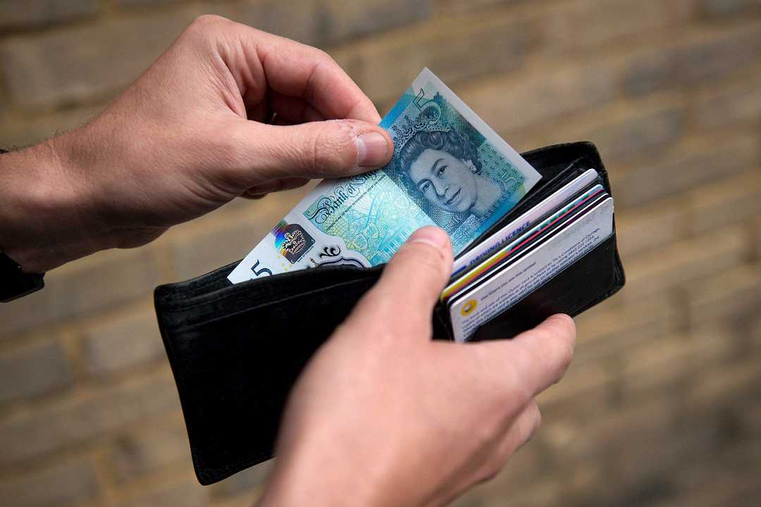 Perché i vegani inglesi non vogliono la nuova banconota da 5 sterline