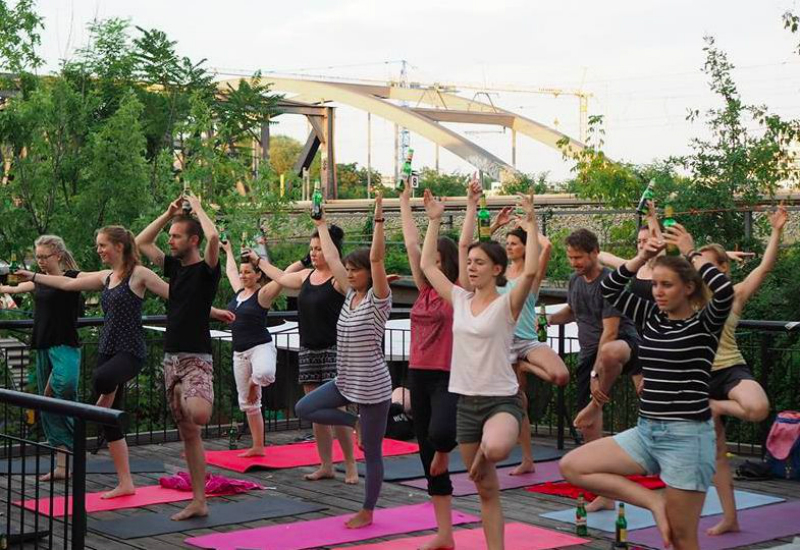 Messico: nasce il “drunk yoga”, per mettersi in forma e rilassarsi bevendo