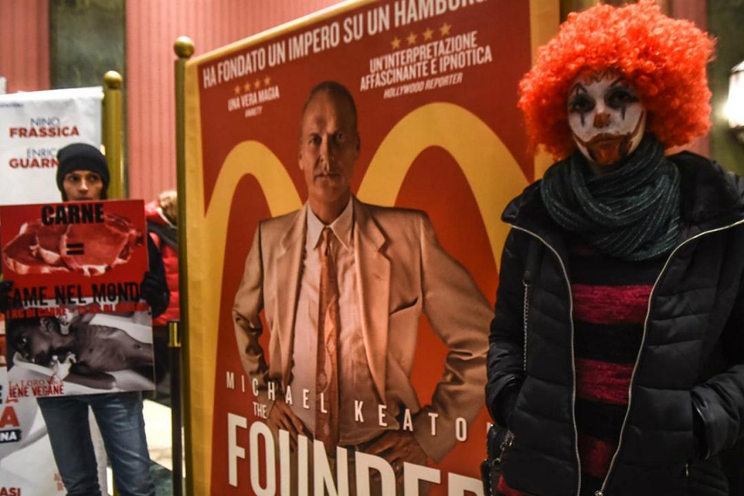 Vegani contro McDonald’s: protesta al cinema e nel fast food
