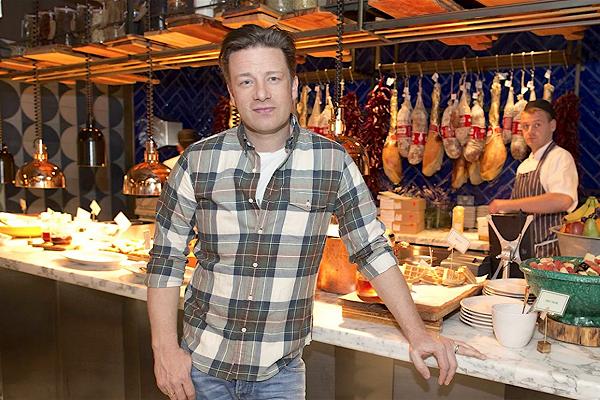 Jamie Oliver chiude 6 ristoranti italiani e incolpa la Brexit