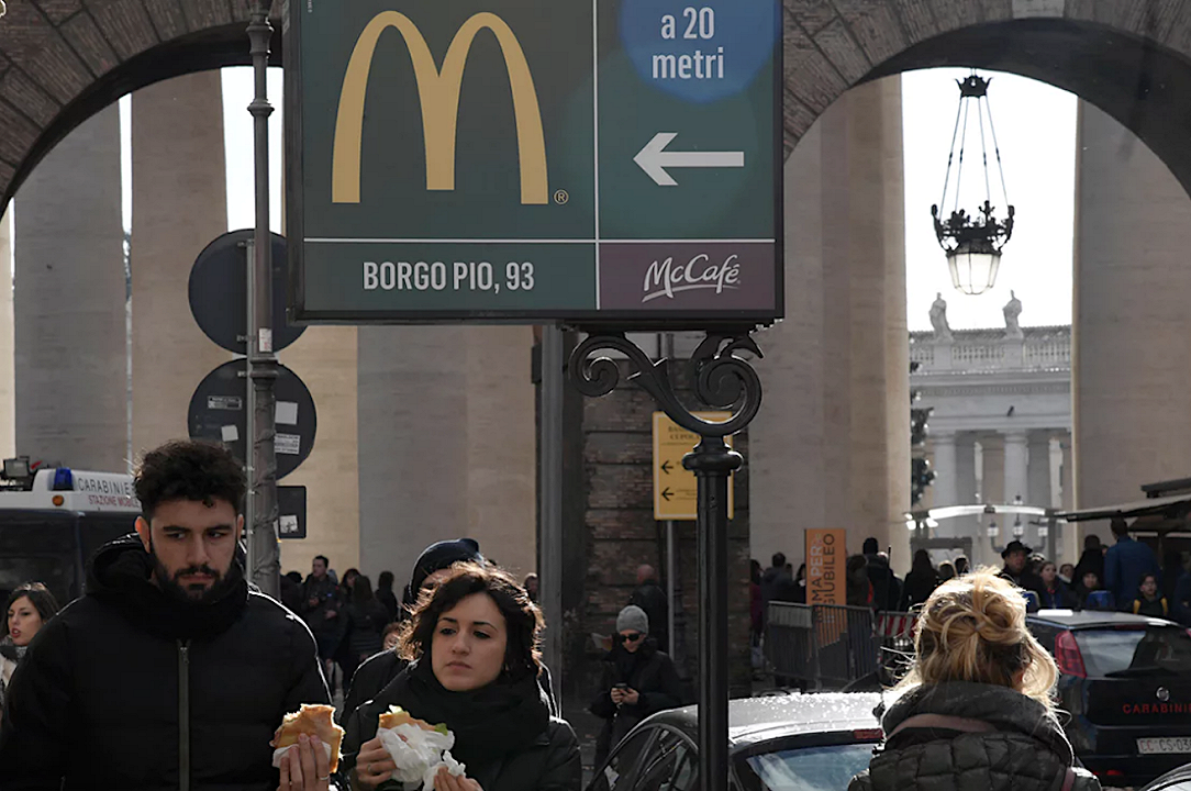 McDonald’s a Città del Vaticano accusato di sfruttare i senzatetto